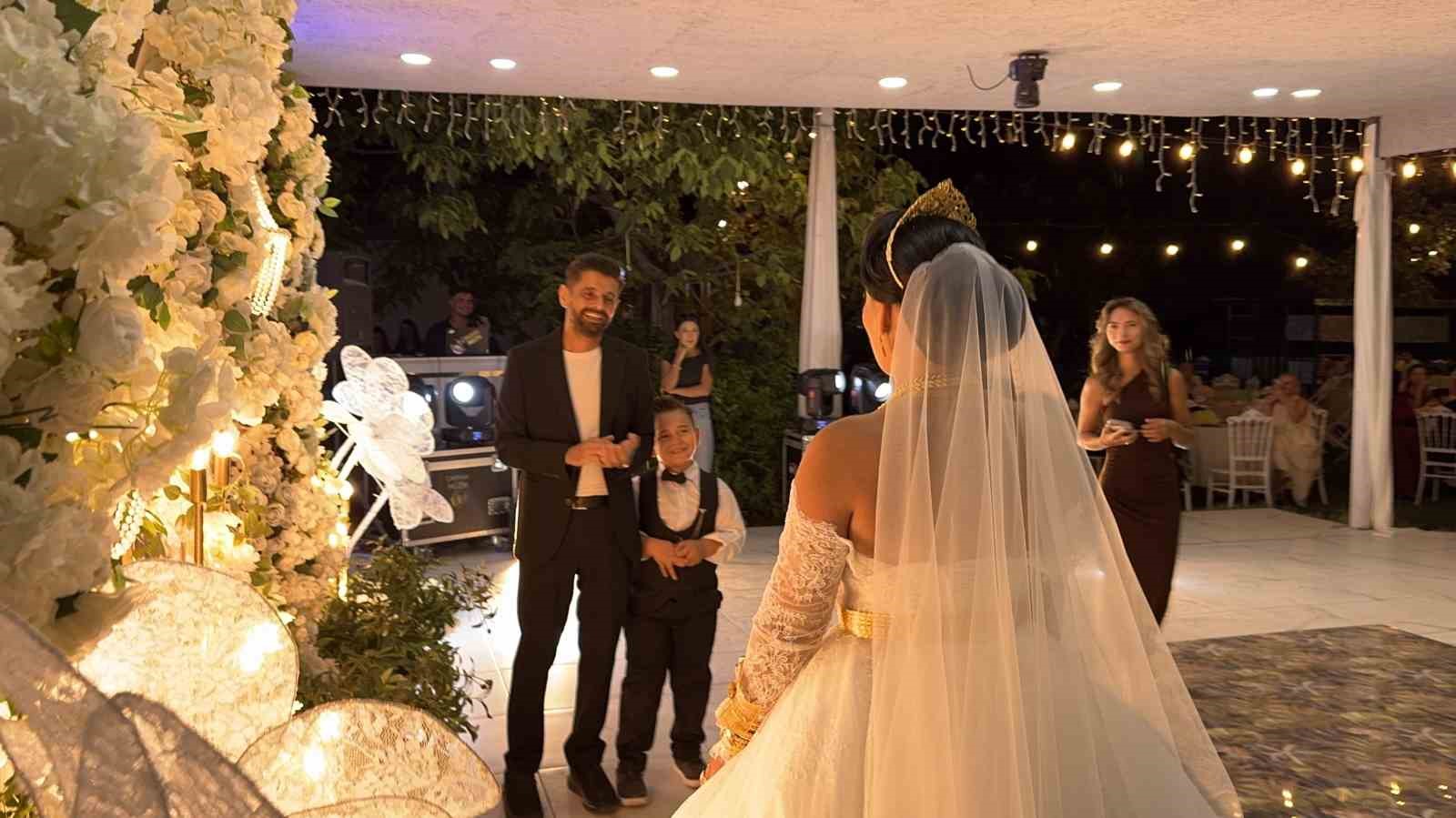 10-yillik-evlilikte-surpriz-yeniden-gelinlik-giyip-nikah-tazeledi