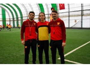 Simge Köken Profesyonel Oldu