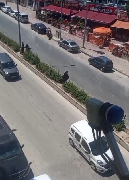 elinde-bastonuyla-refuje-cikarak-yolun-karsisina-gecmeye-calisan-yasli-kadin-adeta-olumle-dans-etti