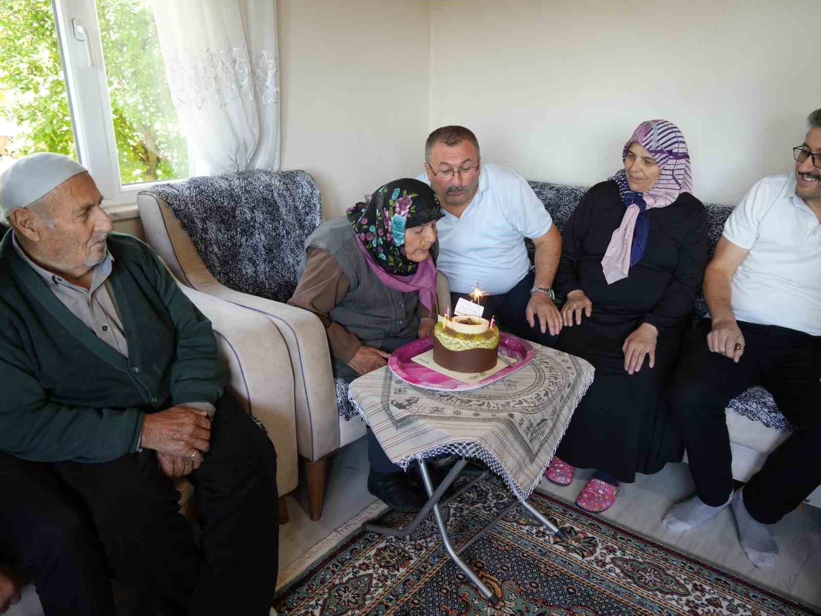 100-yasina-giren-atiye-nineye-davullu-zurnali-dogumgunu-kutlamasi