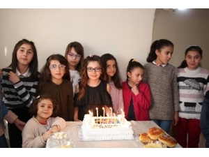 Doğum Günü Partisinde Hediyeleri Sakladılar