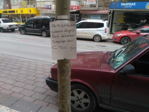 Yolda Bulduğu Paranın Sahibini Ağaca Astığı İlanla Arıyor