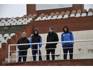 Maçın Gözlemcisi Depreme Uygun Olmayan Tribünlerde Maç İzledi