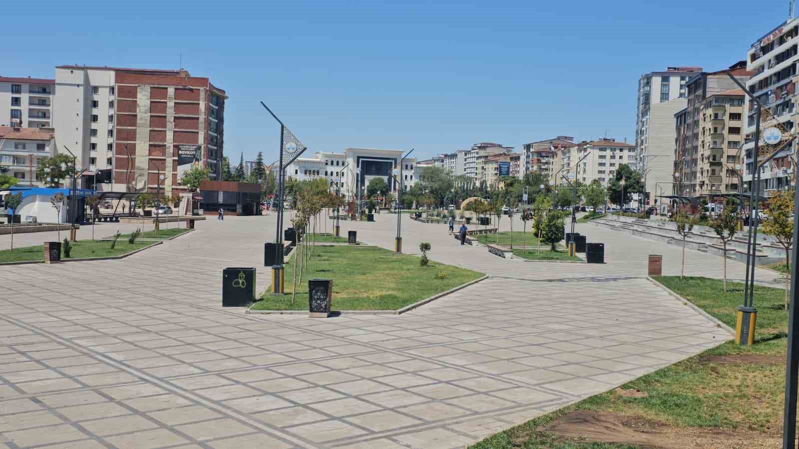 elazig-da-kavurucu-sicaklardan-dolayi-cadde-ve-sokaklar-bos-kaldi