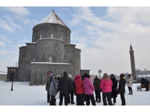 Kars Kümbet Cami Ziyaretçi Akınına Uğruyor