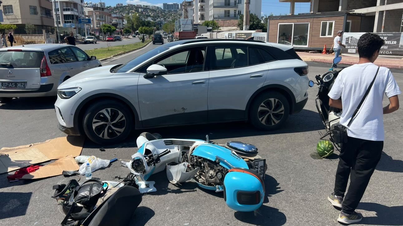 cocuklarini-okuldan-almak-icin-yola-cikan-anne-motosikletiyle-karistigi-kazada-hayatini-kaybetti