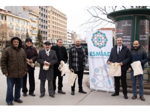 Esmiad Vatandaşlara Bez Torba Dağıttı