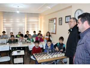 Satrancın Büyük Ustası Gençlere Eğitim Verdi