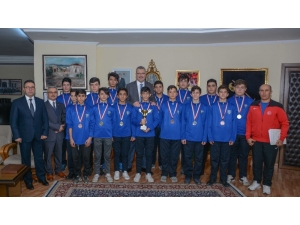 Güreşçilerden Protokole Ziyaret