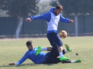 Akhisarspor 2 Futbolcuyu Bitirmek Üzere