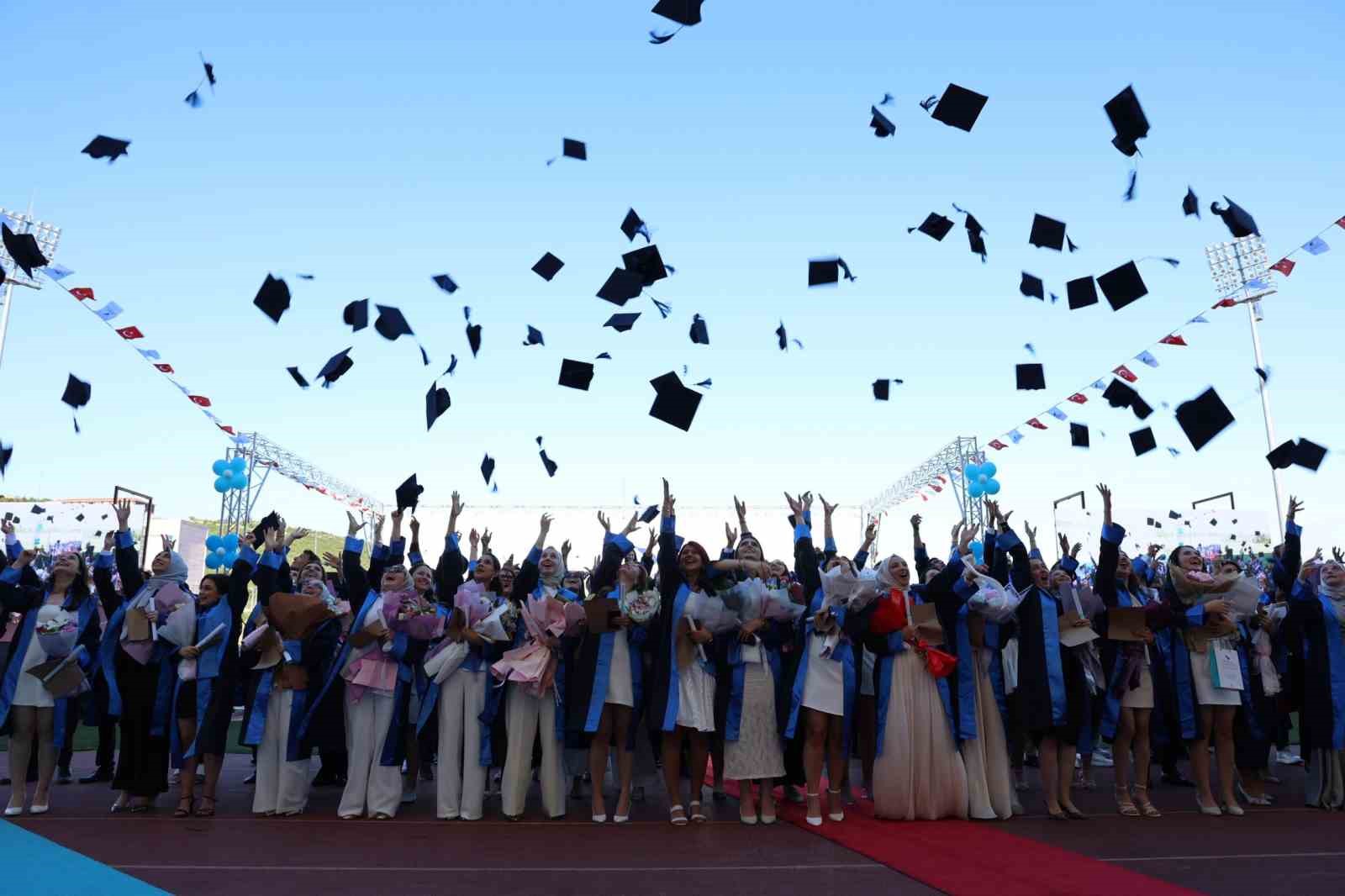 duzce-universitesi-nde-mezuniyet-heyecani-basladi