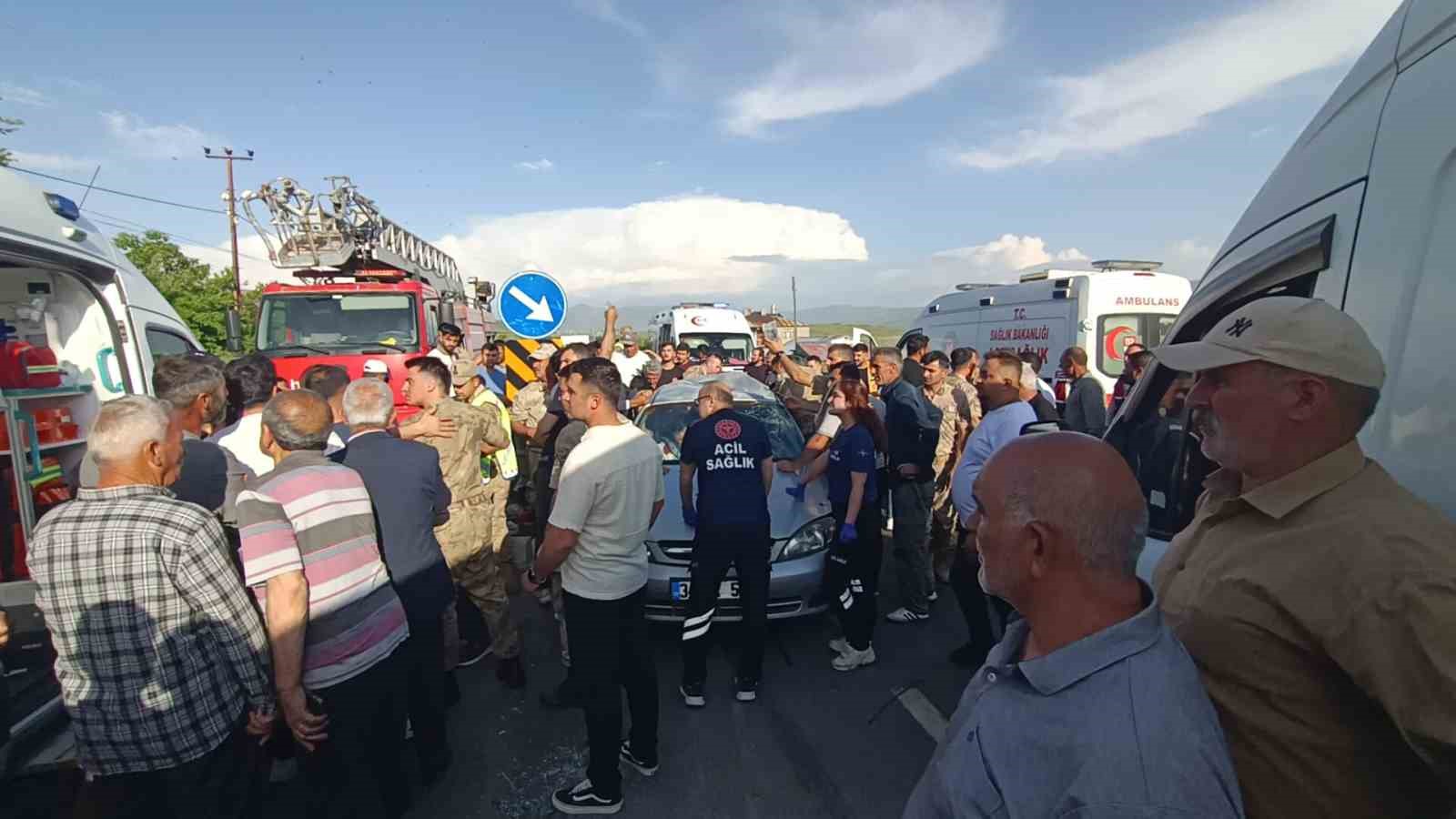muradiye-de-otomobil-ile-minibus-carpisti-5-yarali