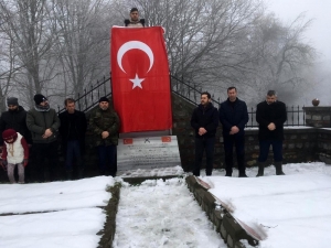 Genci, Yaşlısı Karda Şehitler İçin Yürüdü