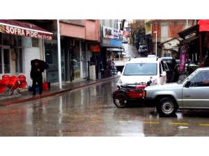 Sarıgöl’deki Yağışlar Esnafı Üzdü Çiftçiyi Sevindirdi