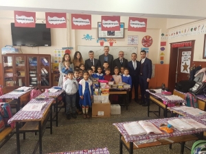 Pervari’de Öğrencilere Kırtasiye Yardımı
