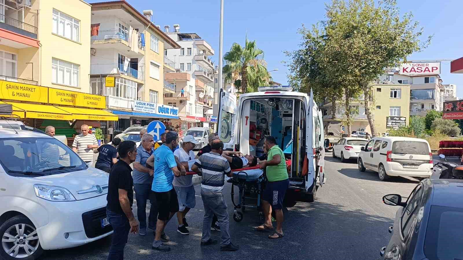 antalya-da-u-donusu-yapan-aracla-carpisan-motosikletteki-2-kisi-yaralandi