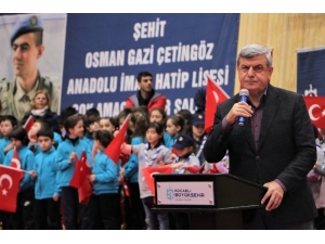 Derince’de Tamamlanan Spor Salonu Açıldı