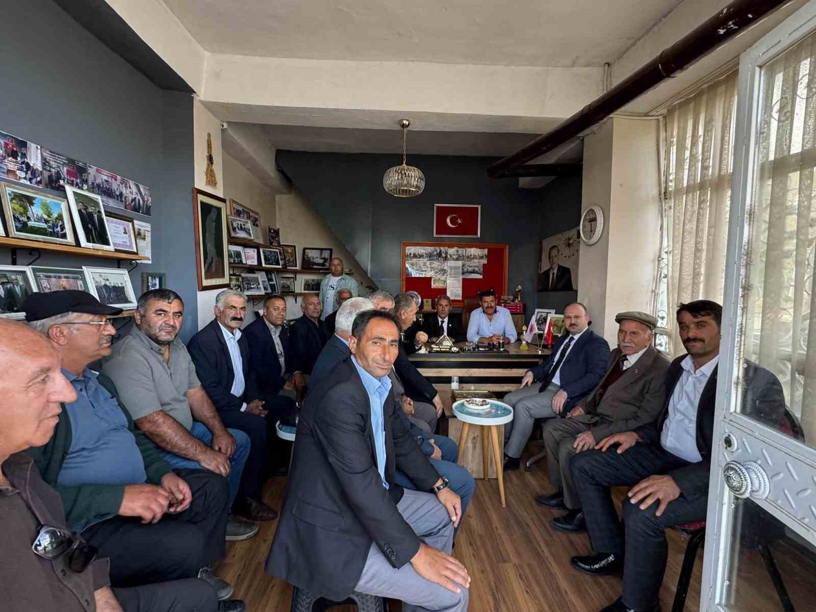 arpacay-da-kaymakam-guvenc-ve-baskan-elma-muhtarlarla-bulustu
