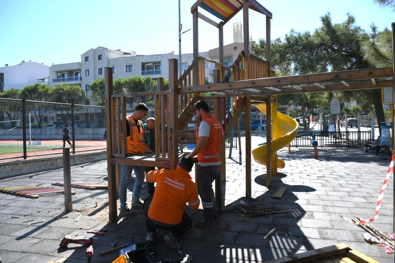 kusadasi-nda-cocuklarin-oyun-alanlari-yenileniyor