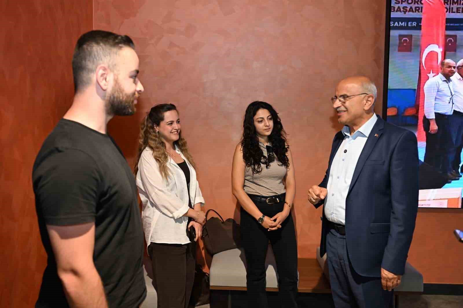 buyuksehir-belediyesi-sehir-kutuphanesi-ogrencilerin-gozdesi-oldu