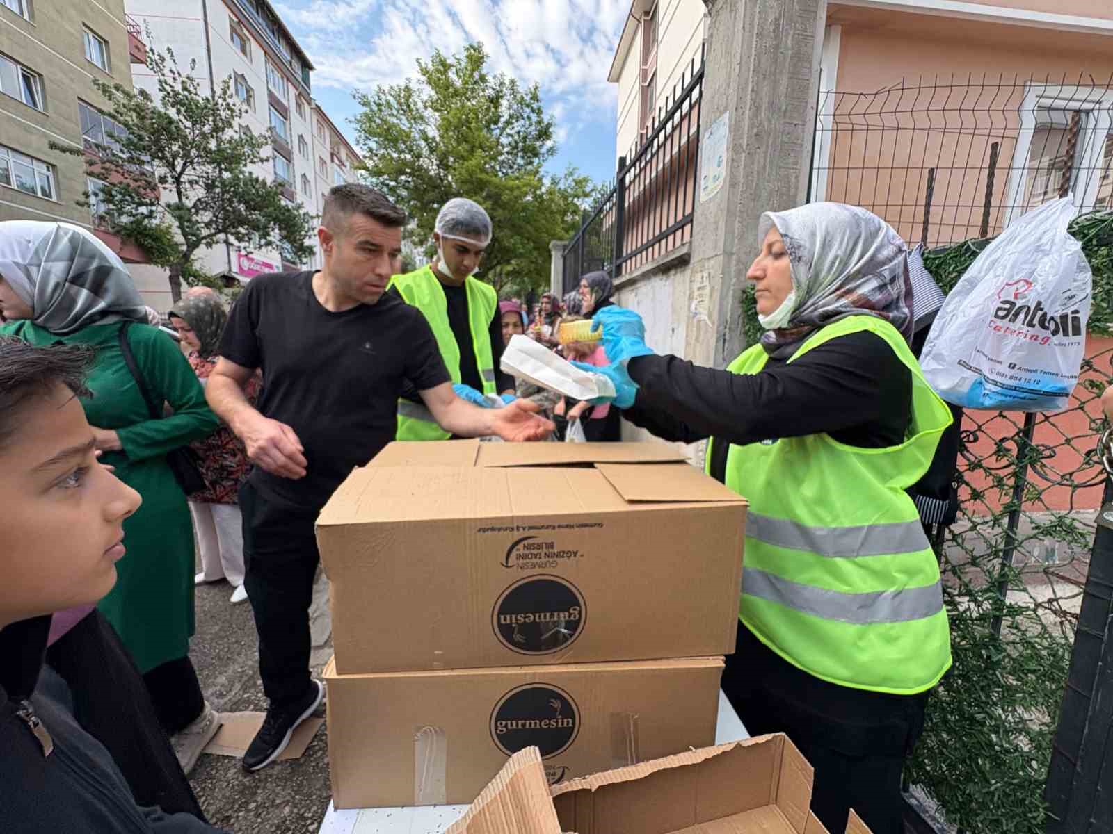 sincan-belediyesi-nden-lgs-oncesi-simit-ve-meyve-suyu-ikrami