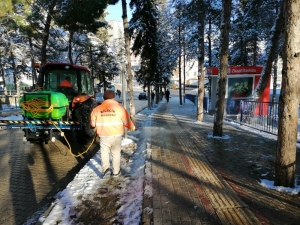 Karlı Ve Buzlu Yollar Buz Çözücü Solüsyon Maddesi İle Açıyor