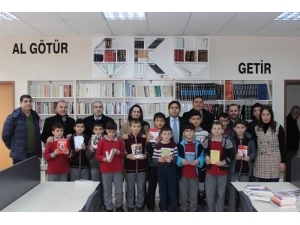 Şuhut Kaymakamlığı’ndan Okullara 5 Bin Kitap Desteği