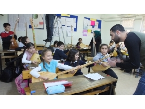 Burhaniyeli Öğrenciler Bağlama Çalmaya Başladı