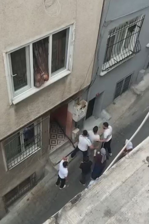 beyoglu-nda-enistesinin-dukkaninda-sacini-yaptirdi-para-tartismasi-sonrasi-ortalik-karisti