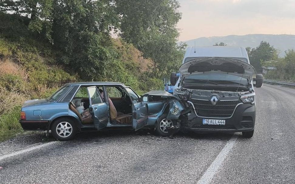 minibus-ile-otomobil-carpisti-2-yarali