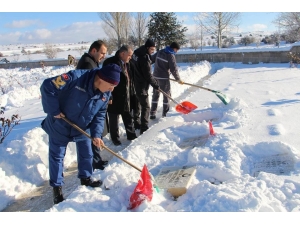 Dumlupınar Şehitliği’nde Kar Temizliği