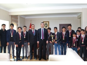 Kaymakam Vardar, İl Birincisi Olan Öğrencileri Tebrik Etti