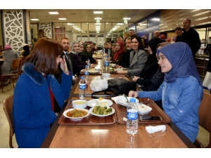 Çiğdem Karaaslan Ve Rektör Bilgiç Öğrenci Sofrasında