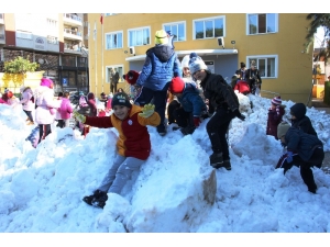 Karne Hediyesi Kar Olunca Esaret Eğlenceye Dönüştü
