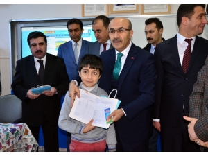 Vali Demirtaş Karne Dağıttı