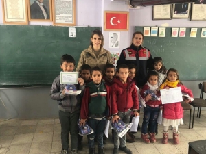 Jandarmadan Öğrencilere Karne Hediyesi