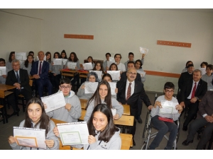 Aydın’da Öğrencilerin Karnelerini Vali Köşger Verdi