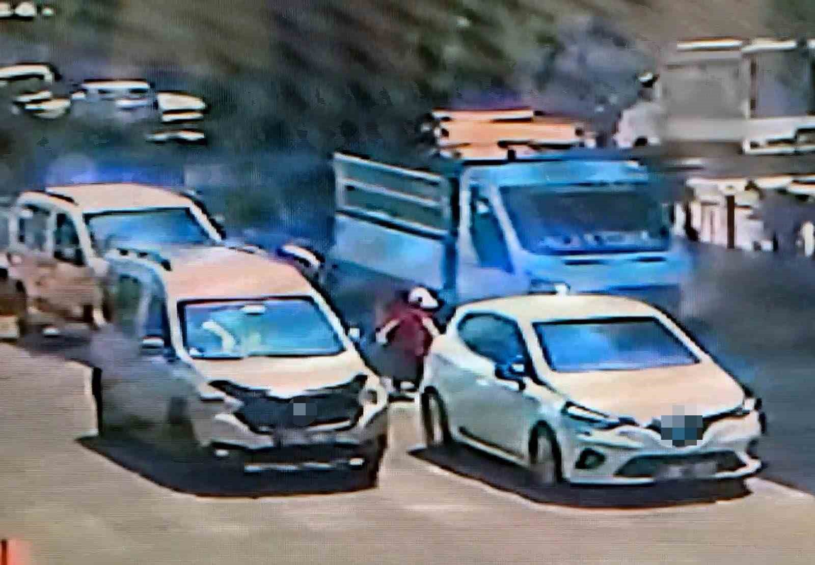 adana-da-feci-kaza-yolun-karsisina-gecerken-iki-aracin-carptigi-cocuk-hayatini-kaybetti