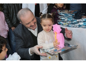 Tuşba’da Minik Öğrencilerin Karne Sevinci