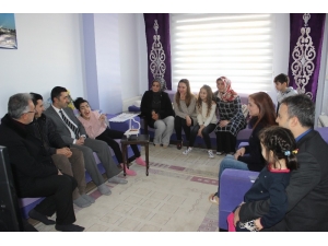 Serebral Palsi Hastası Öğrenci Karnesini Evinde Aldı