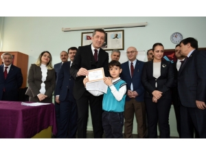 Bakan Selçuk Öğrencilere Karnelerini Dağıttı