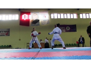 Minik Karateciler Derece Almak İçin Mücadele Etti.