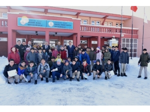 Başkan Bozkurt’tan Öğrencilere Karne Hediyesi