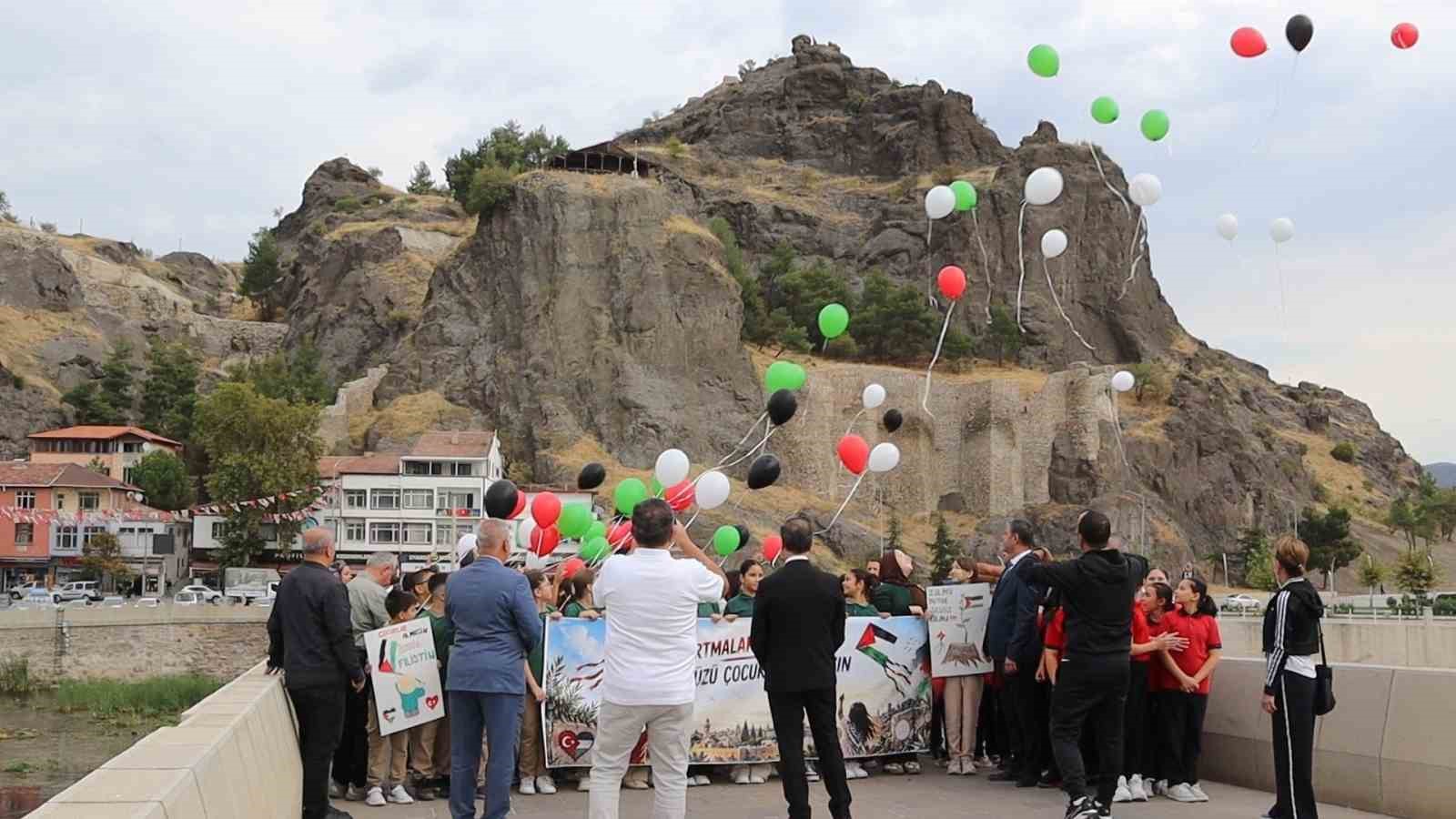 corum-da-balonlar-ve-ucurtmalar-gazzeli-cocuklar-icin-gokyuzune-birakildi