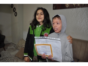 ’Balık Pulu’ Hastası Öğrenci Karne Heyecanını Evinde Yaşadı