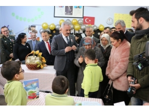 Vali Seymenoğlu Şehit Annesi İle Karne Dağıttı