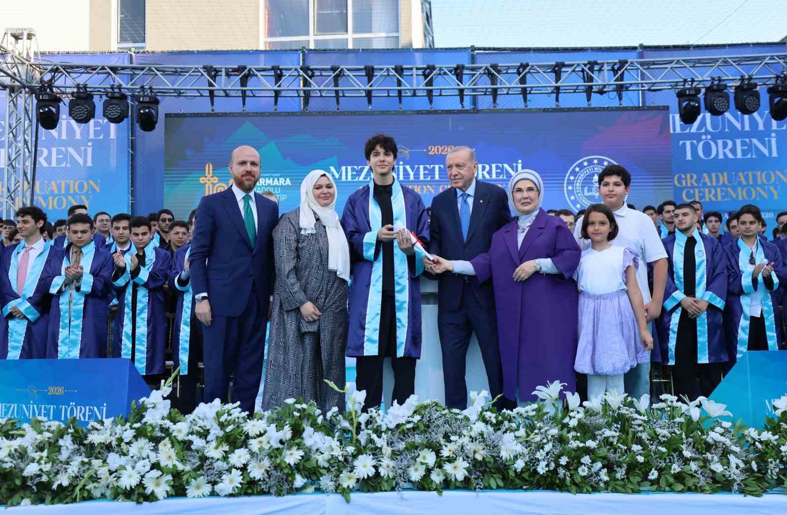 cumhurbaskani-erdogan-torunu-omer-tayyip-erdogan-a-diplomasini-takdim-etti