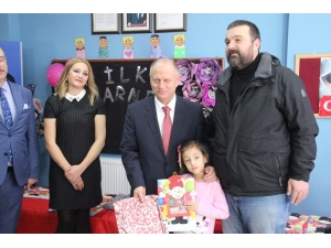 Minik Öğrenciler Karnelerini Kaymakam Çorumluoğlu’ndan Aldı