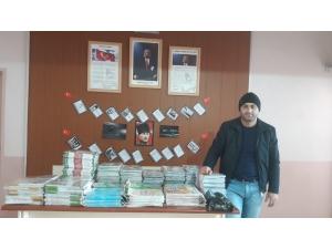 Malazgirt’te Yüzlerce Öğrenciye Kitap Yardımı