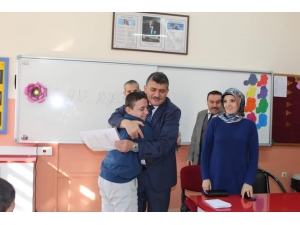 Müdür Atinkaya’dan Öğrencilere "Tatilde Kitap Okuyun" Tavsiyesi